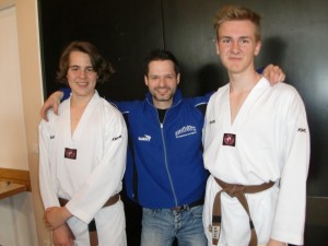 Die Pahl-Brüder mit Trainer Pascal Perchthaler